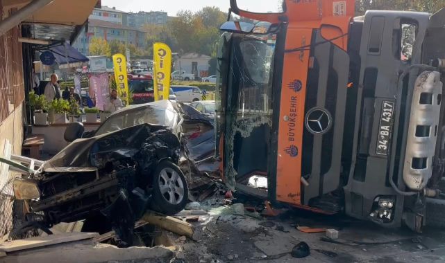 İBB'ye ait yol bakım aracı yoldan çıktı, 8 araca çarptı: 3 yaralı