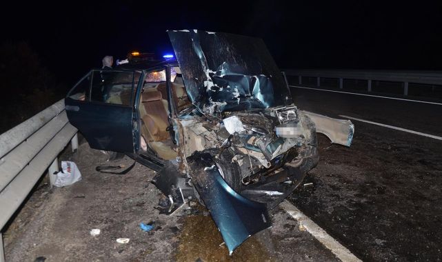 İş makinesine çarpan otomobil hurdaya döndü: 1 ölü, 4 yaralı