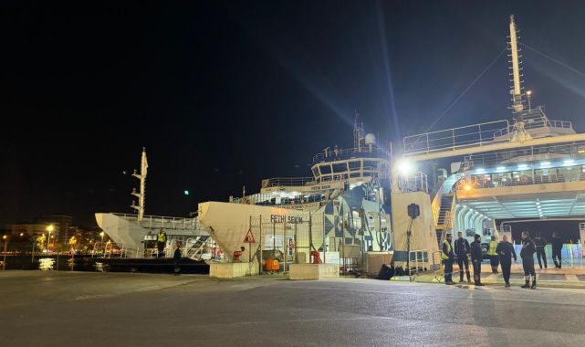 İzmir'de feribot iskeleye çarptı: 2 yaralı
