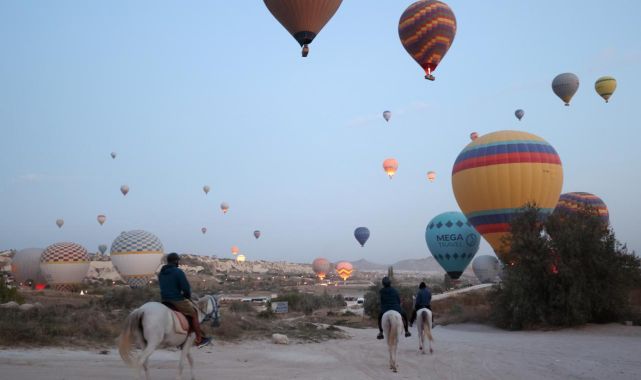 Kapadokya'da sıcak hava balon turlarına rüzgar ve tipi engeli
