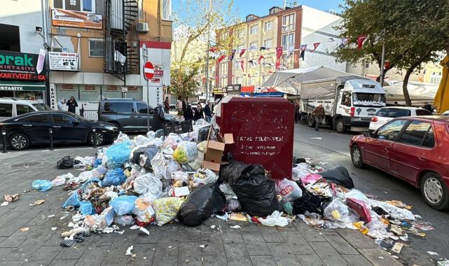 Kartal'da işçilerin eylemi nedeniyle biriken çöplere vatandaşlardan tepki