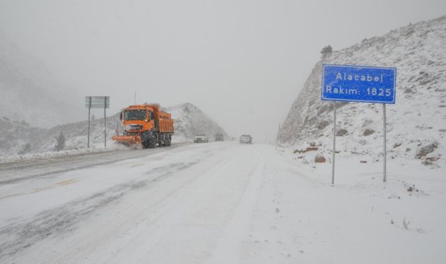 Konya'da ulaşıma kar engeli: Yollar trafiğe kapatıldı