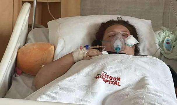 Ölüdeniz’de yemek yiyen İngiliz genç, tepesine inen yamaç paraşütüyle ağır yaralandı