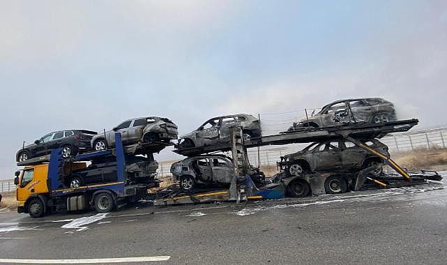 Otomobil taşıyan tırda yangın: 6 araç hasar gördü