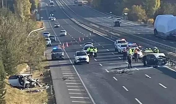 Otomobiliyle ters yönde ilerleyen sürücü kazaya yol açtı: 3 ölü, 2 yaralı