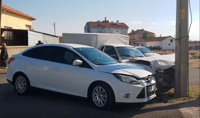 Otomobille kamyonet çarpıştı, 6 kişi yaralandı