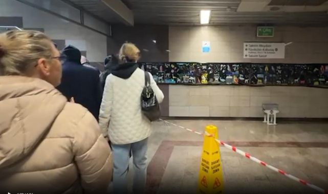 Taksim Meydanındaki boru patladı, metro istasyonuna su aktı