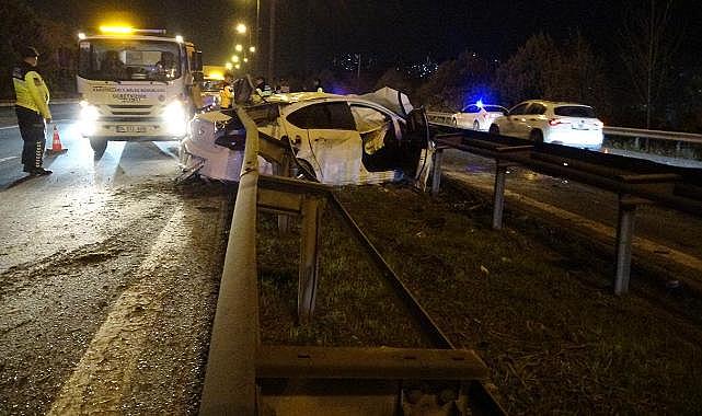 TEM'de kontrolden çıkan araç refüjde iki bariyer arasında sıkıştı