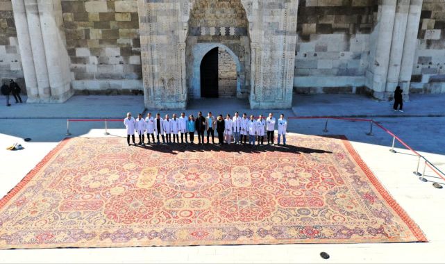 161,5 metrekarelik tarihi Hereke halısı Hollanda'ya uğurlandı