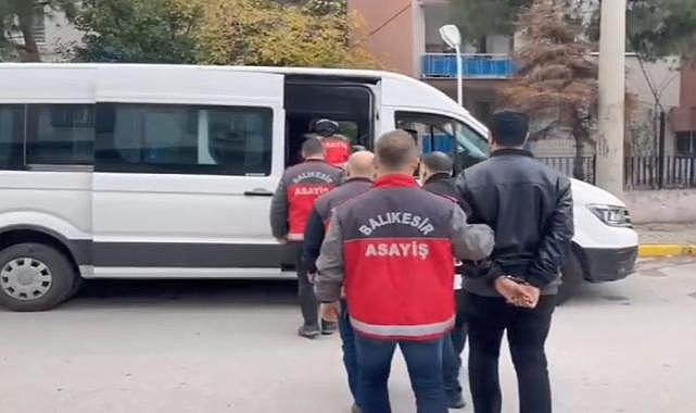 Çaldıkları otomobili parçalamakla tehdit edip, sahibinden 1 milyon TL aldılar