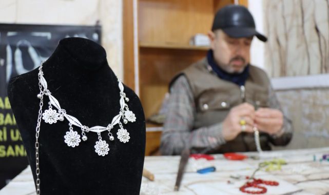 Çırak olarak başladığı telkari sanatını gelecek kuşaklara aktarıyor