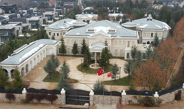 FETÖ'nün malikanesine Türk bayrağı çekildi!