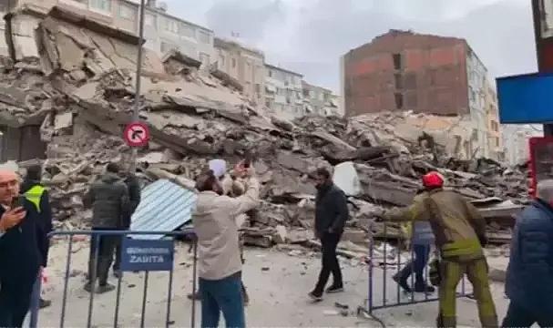 Güngören'de bina çöktü