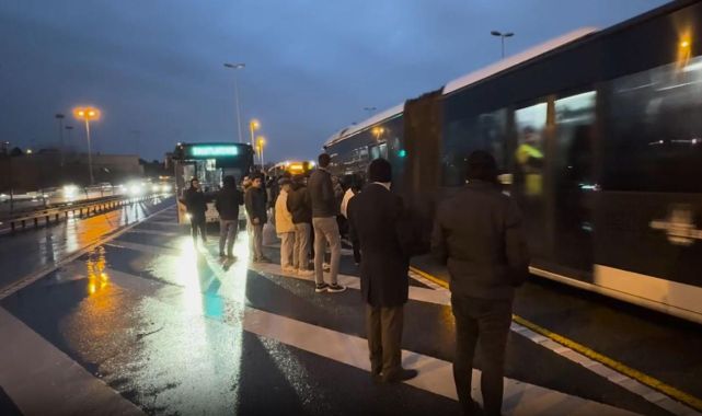 İstanbul'da metrobüs arızası: Yolcular araçtan indirildi