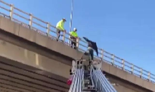 İzmir'de üniversite öğrenci 10 metre yükseklikteki üst geçitten aşağıya atladı