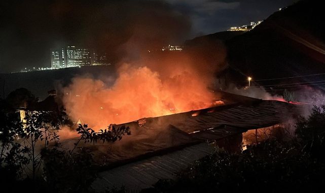 İzmir'de tonlarca tekstil malzemesinin bulunduğu fabrikada yangın