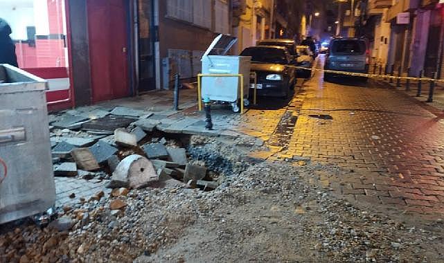 Kadıköy'de ana su şebekesinde meydana gelen patlama nedeniyle 5 katlı binanın sakinleri tahliye edildi