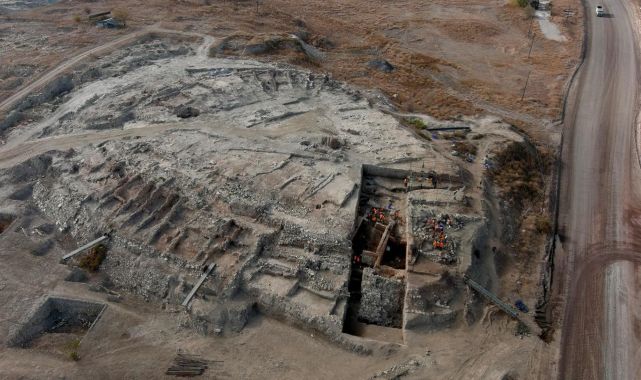 Kütahya'da 4 bin 400 yıllık silindir mühür bulundu