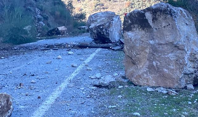 Ödemiş-Köşk kara yolunda heyelan: Dev kayalar yola düştü