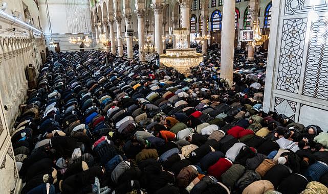 Suriye halkı, özgürlüğün ardından ilk cuma için camilere akın etti
