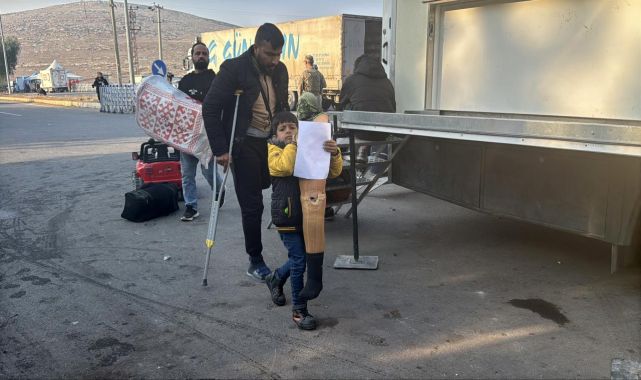 Suriyeli küçük Ömer ağır yükü ile hiç görmediği ülkesine döndü