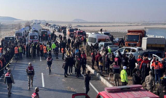 Van'da sis ve buzlanma: 30 araç birbirine girdi