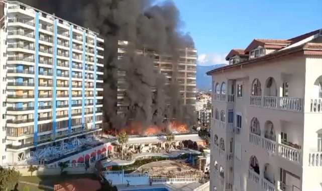 Antalya'da 12 katlı binada yangın