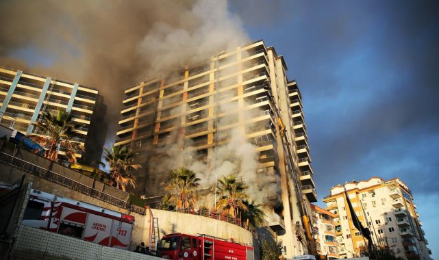 Antalya'da tadilat halindeki otel yangınında 3 işçi tedavi altında