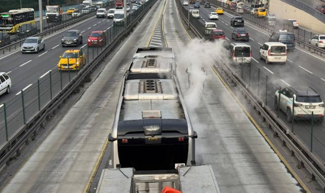 Arka kısmından duman çıkan metrobüs tahliye edildi