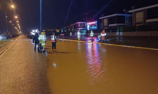 Balıkesir Çanakkale yolu yağış ve akan su nedeniyle kısmen kapandı