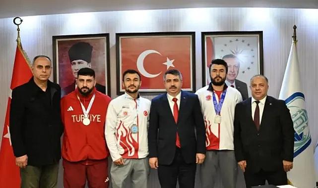 Başkan Yılmaz şampiyonlarla birarada