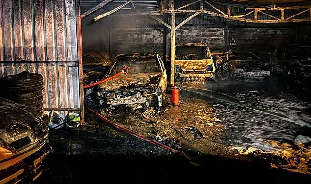 Bursa'da bir oto galerisinde çıkan yangında 13 araç hasar gördü