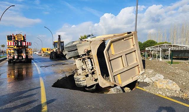 Hafriyat kamyonu yolda oluşan çukura düştü