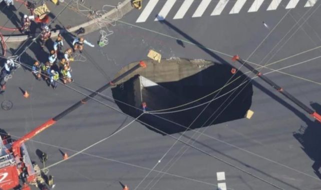 Japonyada yol çöktü, oluşan dev çukura kamyonet düştü
