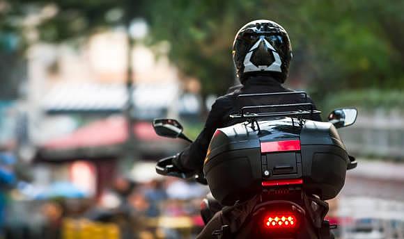 Kask takan motosiklet sürücülerine indirimli akaryakıt