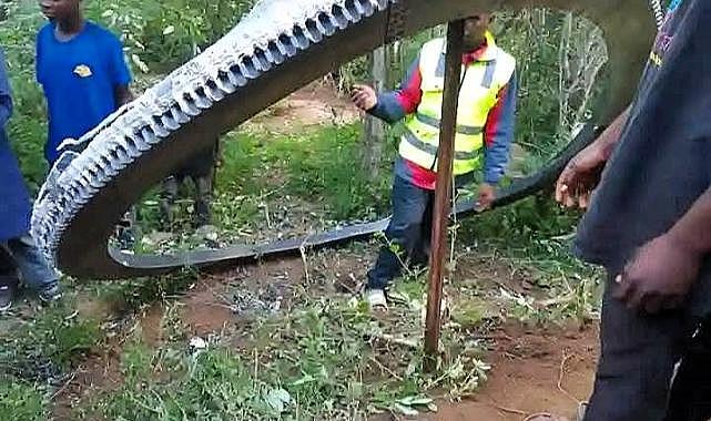 Kenya’da köye devasa uzay enkazı düştü