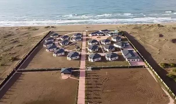 Menzil Cemaati'ne ait tatil köyü belediye ekiplerince yıkıldı