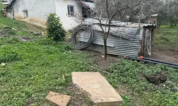 Tarla sürerken çiftçinin pulluğuna lahit takıldı