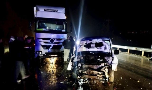 Tırla çarpışan otomobildeki çift yaşamını yitirdi