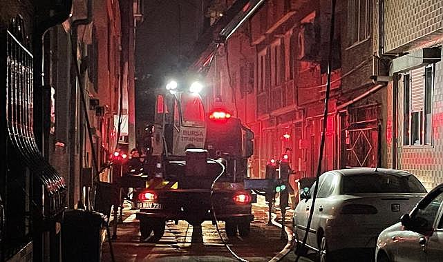 Bursa'da üç katlı evin çatısında yangın