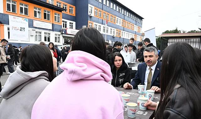 Bursa'da Başkan Yılmaz hafta mesaisine öğrencilerle başladı