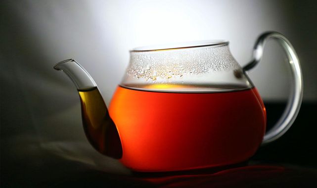 Çay demlenme sırasında sudaki ağır metalleri büyük ölçüde azaltıyor