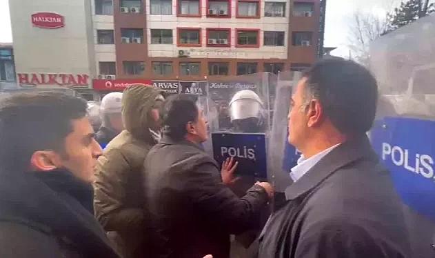 DEM Partili vekil polis kalkanını kırdı: Bana bak, amir misin nesin