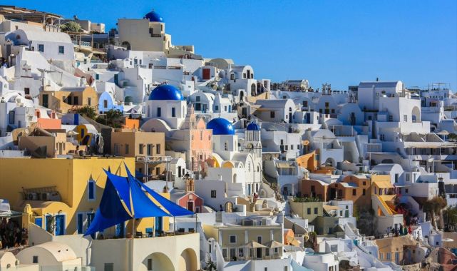 Ege'deki sismik hareketlilik nedeniyle yaklaşık 9 bin kişi Santorini Adası'nı terk etti