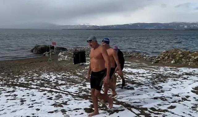 Eksi 3 derecede İznik Gölü'ne girdiler