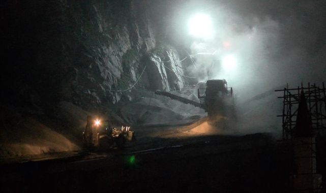 İstanbul'da yol çöktü, 4 bina boşaltıldı