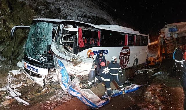 Samsun'da yolcu otobüsü kamyona çarptı, 1 kişi öldü, 16 kişi yaralandı