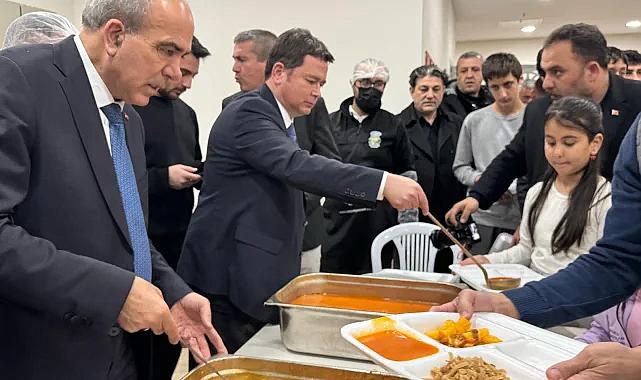 Başkan Aydın vatandaşlara iftar yemeği dağıttı