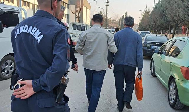 Boşanma aşamasındaki eşini pazarda silahla kovaladı