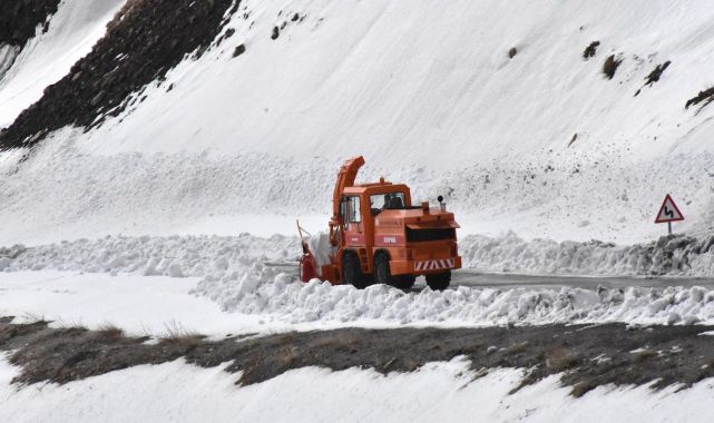 Çığ riski nedeniyle kapalı olan VanBahçesaray yolu ulaşıma açıldı